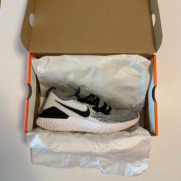 Nike Epic React Flyknit 2 Oreo Running Shoes - Picture 9 of 10